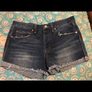 BDG TOM GIRL JEAN SHORTS.